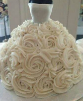 كعكة من الكاب كيك على شكل فستان الزفاف